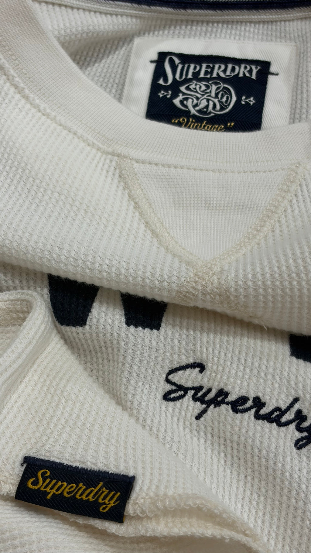 Ath Essential Graphic Ls Top