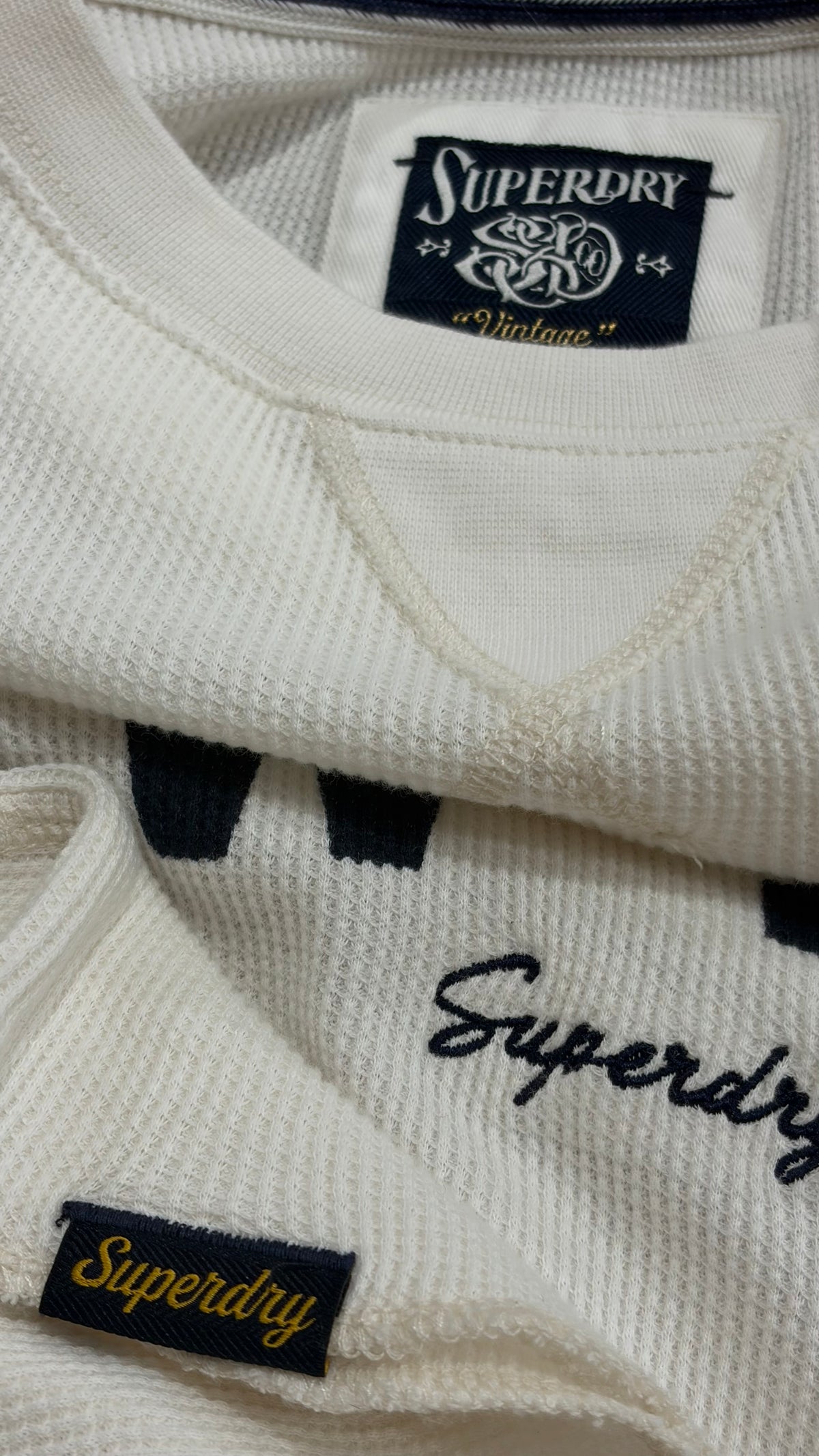 Ath Essential Graphic Ls Top