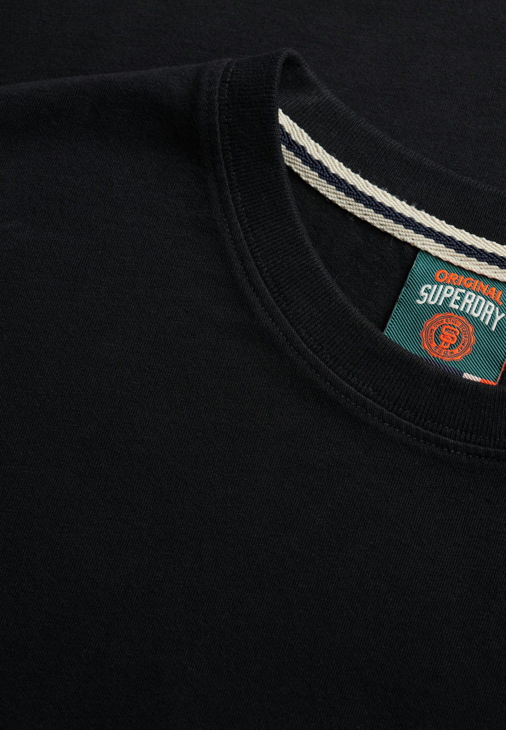 Essential Contrast Emb Tee
