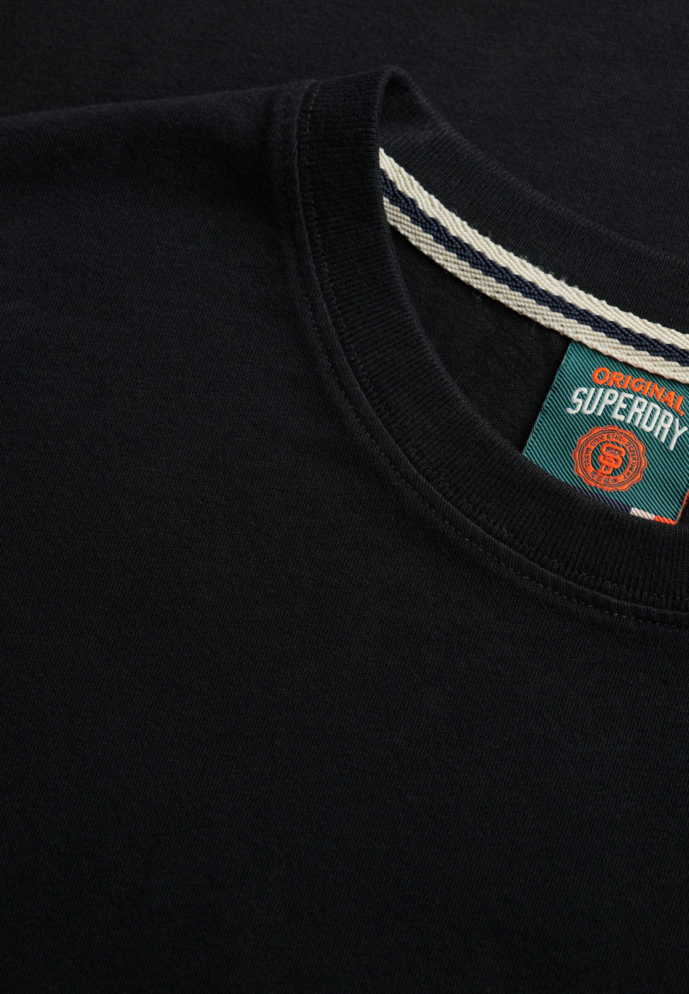 Essential Contrast Emb Tee