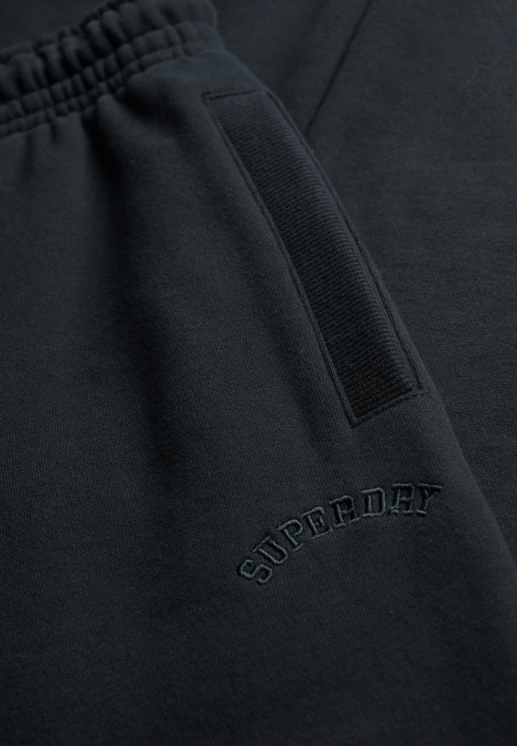 Essential Logo Jogger Hb