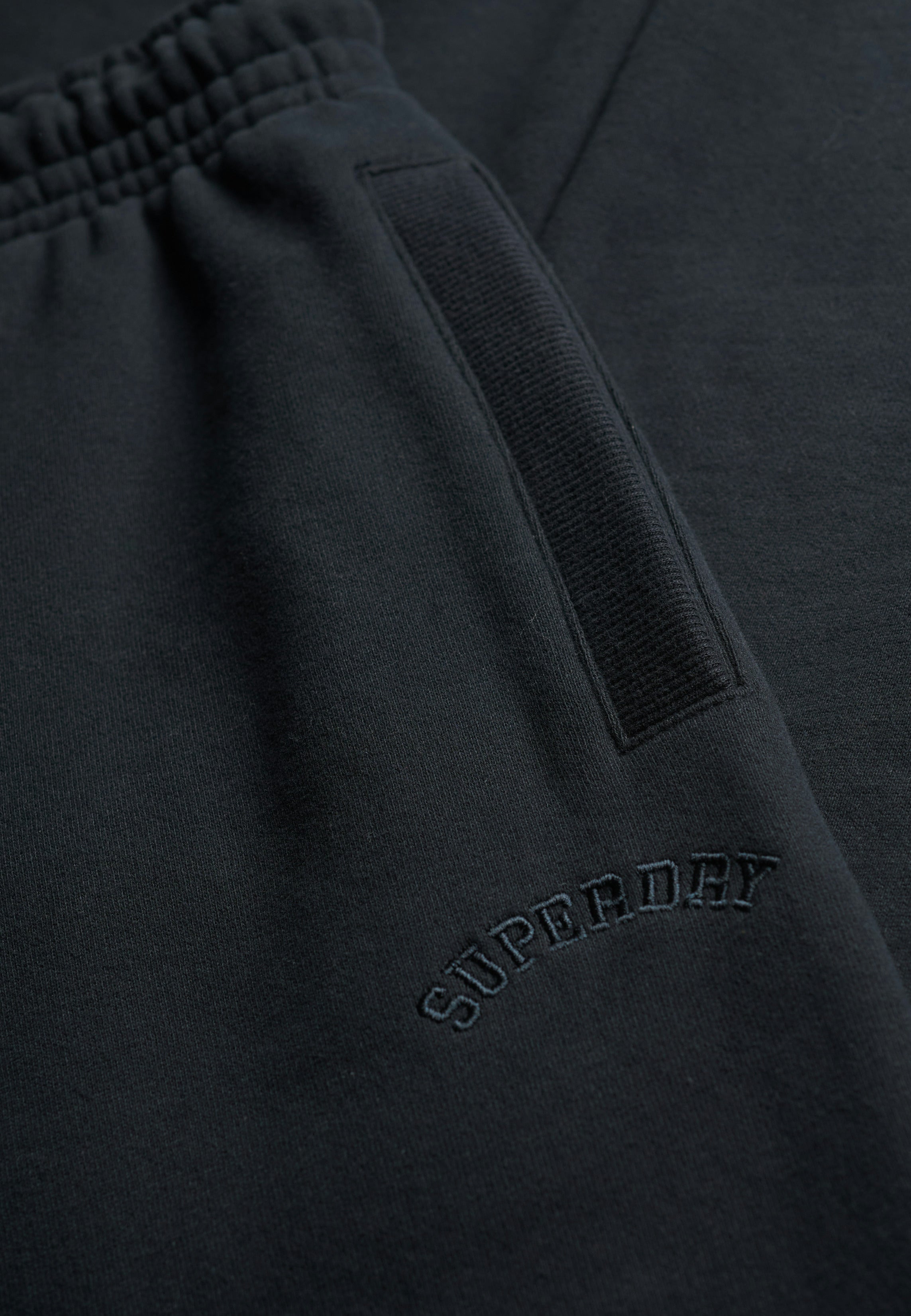 Essential Logo Jogger Hb